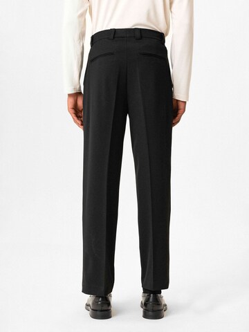 Antioch Regular Pleat-front trousers in Black