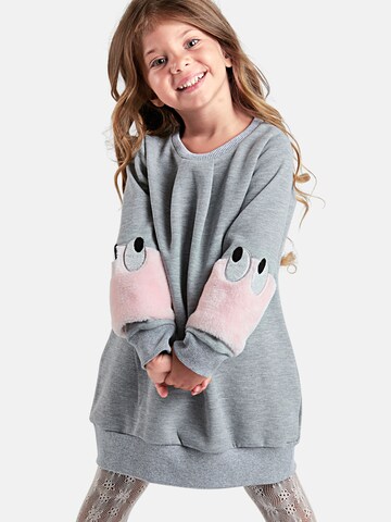 Abito di Denokids in grigio: frontale