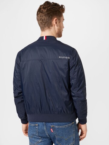 TOMMY HILFIGER Tussenjas in Blauw