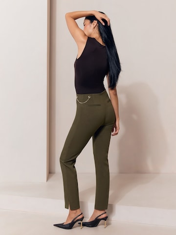 Tapered Pantaloni de la Lipsy pe verde