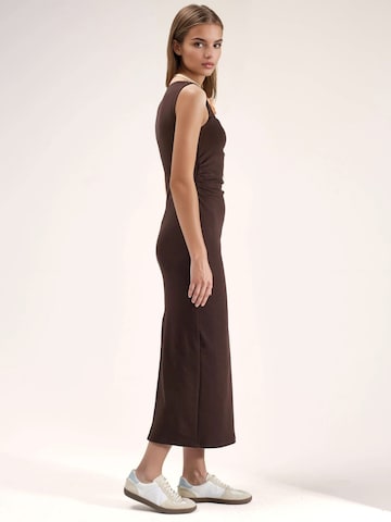 Hiccup - Vestido em castanho