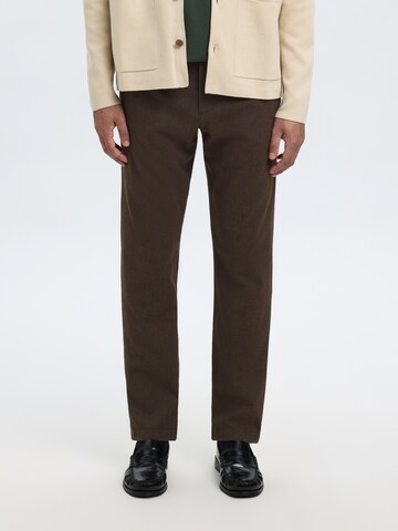 SELECTED - Slimfit Pantalón chino 'SLHMILES' en marrón: frente