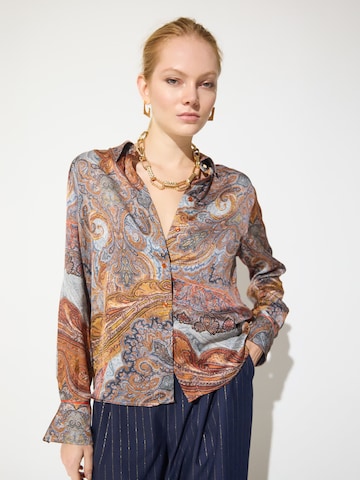 Camicia da donna di Lola Casademunt in blu: frontale