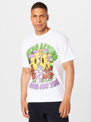 MARKET - Camiseta 'SMILEY BEYOND SPACE AND TIME' en blanco: frente