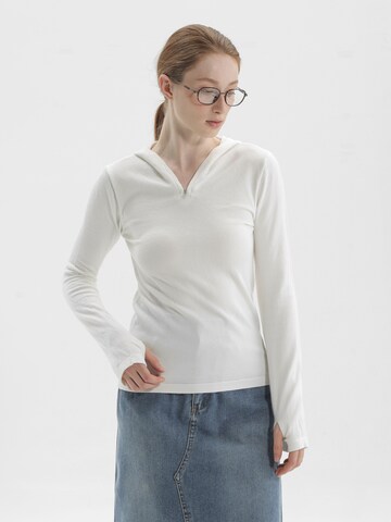 TorWeit Sticktop 'Black Hooded Knit Top'‌‌ in Weiß