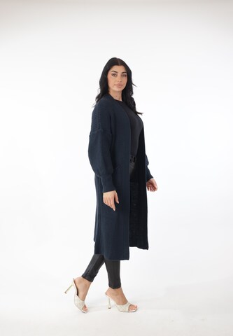 Manteau en tricot Elara en bleu