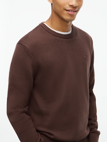 Pull-over 'ESS' Tommy Jeans en marron : devant