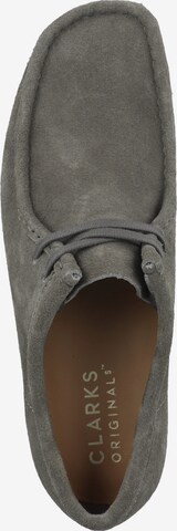 Clarks Originals Schnürschuh 'Wallabee' in Grau