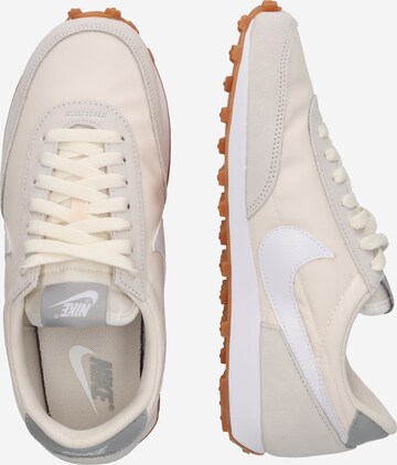 Nike Sportswear Matalavartiset tennarit 'Daybreak' värissä beige