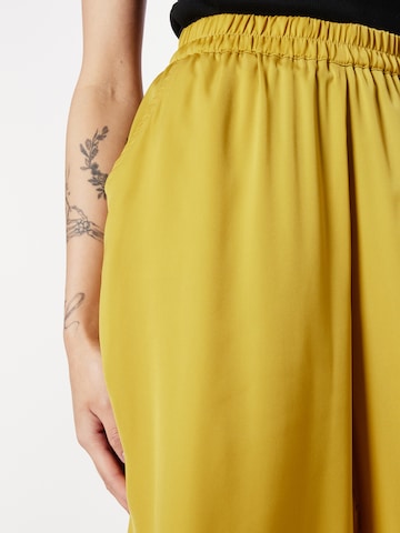 SECOND FEMALE - Pierna ancha Pantalón 'Mingai' en amarillo