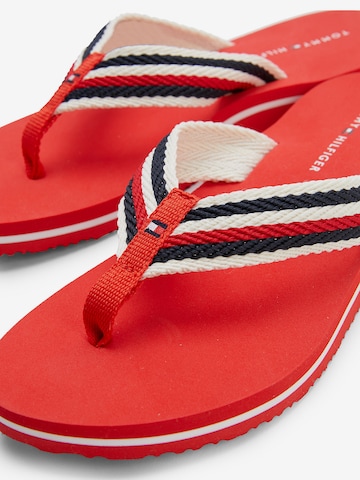 TOMMY HILFIGER - Sandalias de dedo en rojo