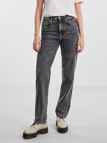 PIECES regular Jeans 'FLEUR' i grå: forside