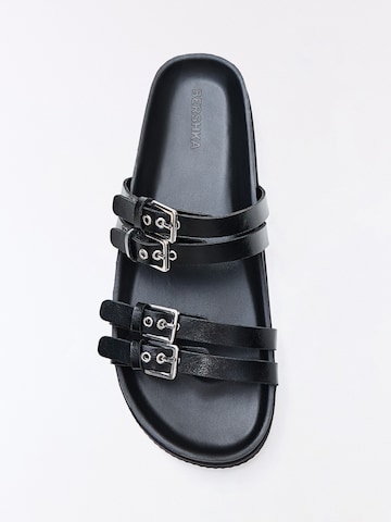 Bershka Чехли в черно
