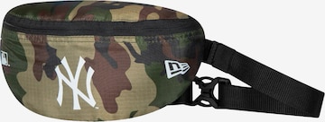 NEW ERA Fanny Pack in Green: front