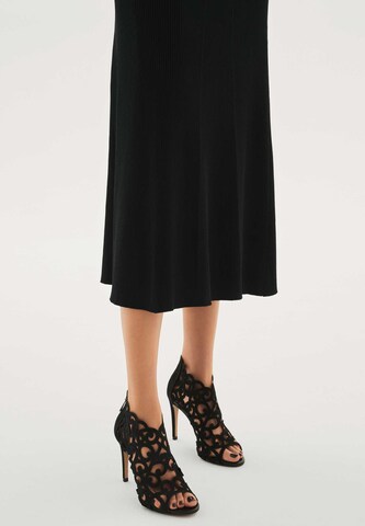 Kazar Pumps in Black: front