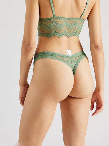 String 'ONLAVA' ONLY en vert