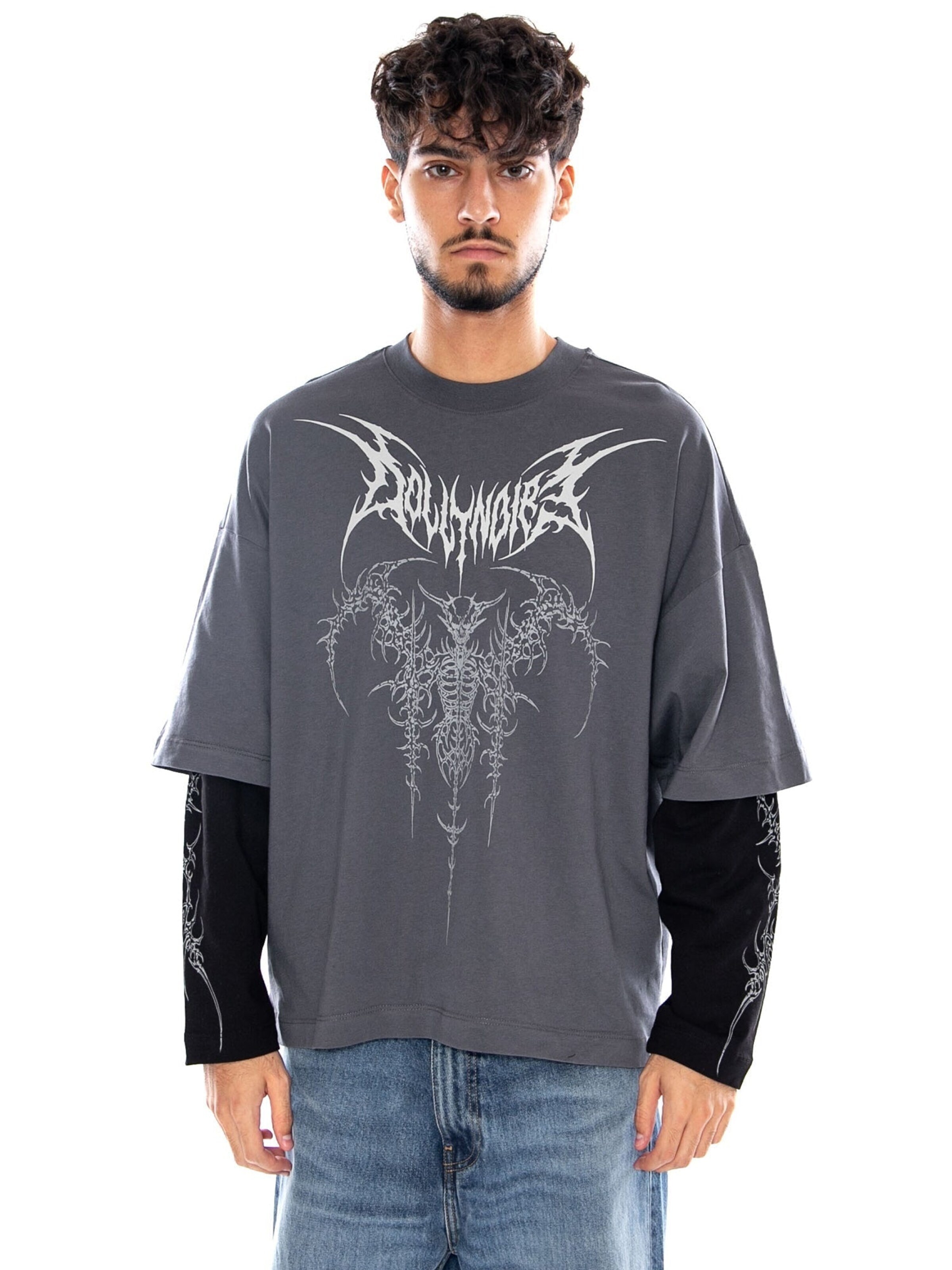 Maglietta 'THE GUARDIAN DOUBLE SLEEVE OVER IRON GATE' di DOLLY NOIRE in grigio