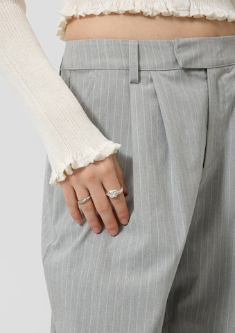 QS Barrel Pleat-front trousers in Grey