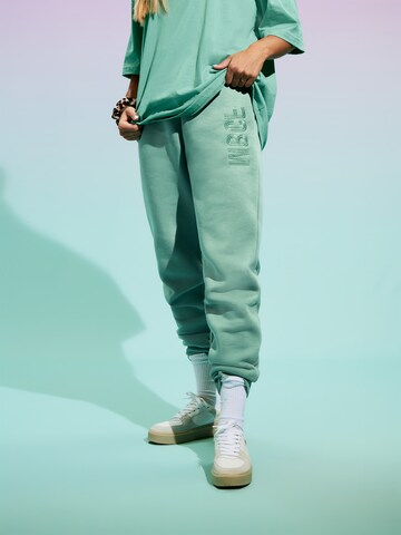 Tapered Pantaloni 'Tino' de la FCBM pe verde: față