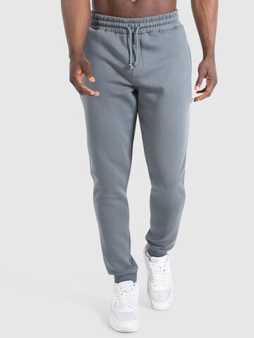 Smilodox Tapered Broek ' Aldin ' in Grijs: voorkant