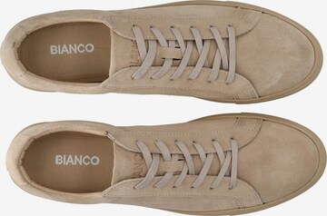 Baskets basses 'AJAY' Bianco en beige