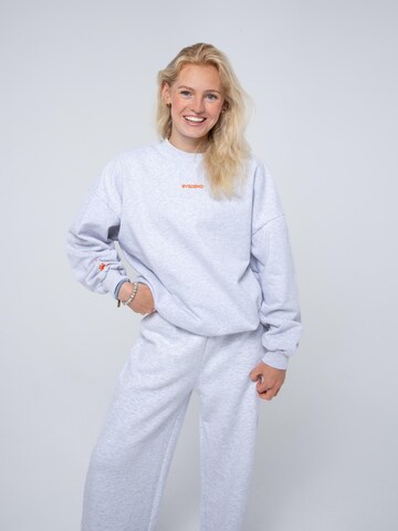 BAYSIDE BOUND Oversizepullover 'THE DOGLOVER UNISEX OVERSIZE SWEATER'‌‌‌‌‌‌‌ in Grau: Vorderseite