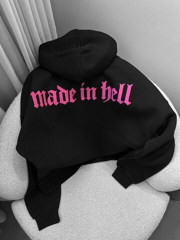 Kleidermafia Collegepaita 'Oversize Made in Hell Hoodie - Black and Lila' värissä musta