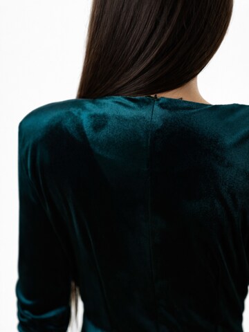 Petite Glam - Vestido de noche 'Regina' en verde