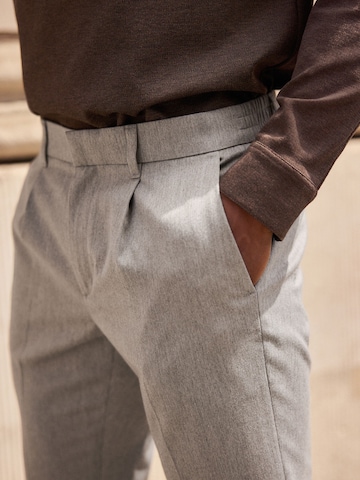 Next Tapered Bandplooibroek in Grijs