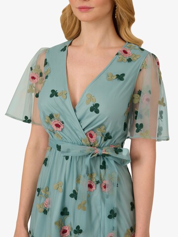 Adrianna Papell knielanges Sommerkleid 'Embroidered Surplice Midi' in Blau