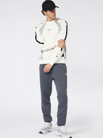 Champion Authentic Athletic Apparel Sweatshirt i hvid