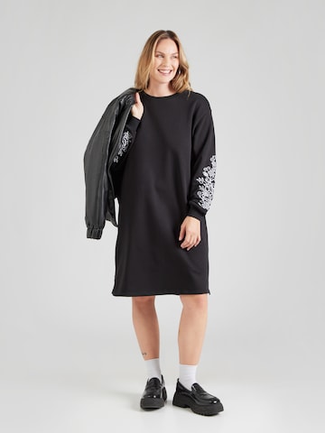 Rochie de la ONLY Carmakoma pe negru: față