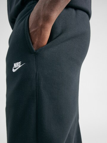 Nike Sportswear Широка кройка Спортен панталон 'Club Fleece' в черно