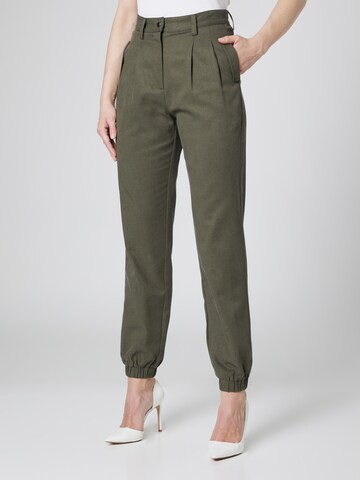 Guido Maria Kretschmer Women Tapered Pleat-front trousers 'Nicola' in Green: front