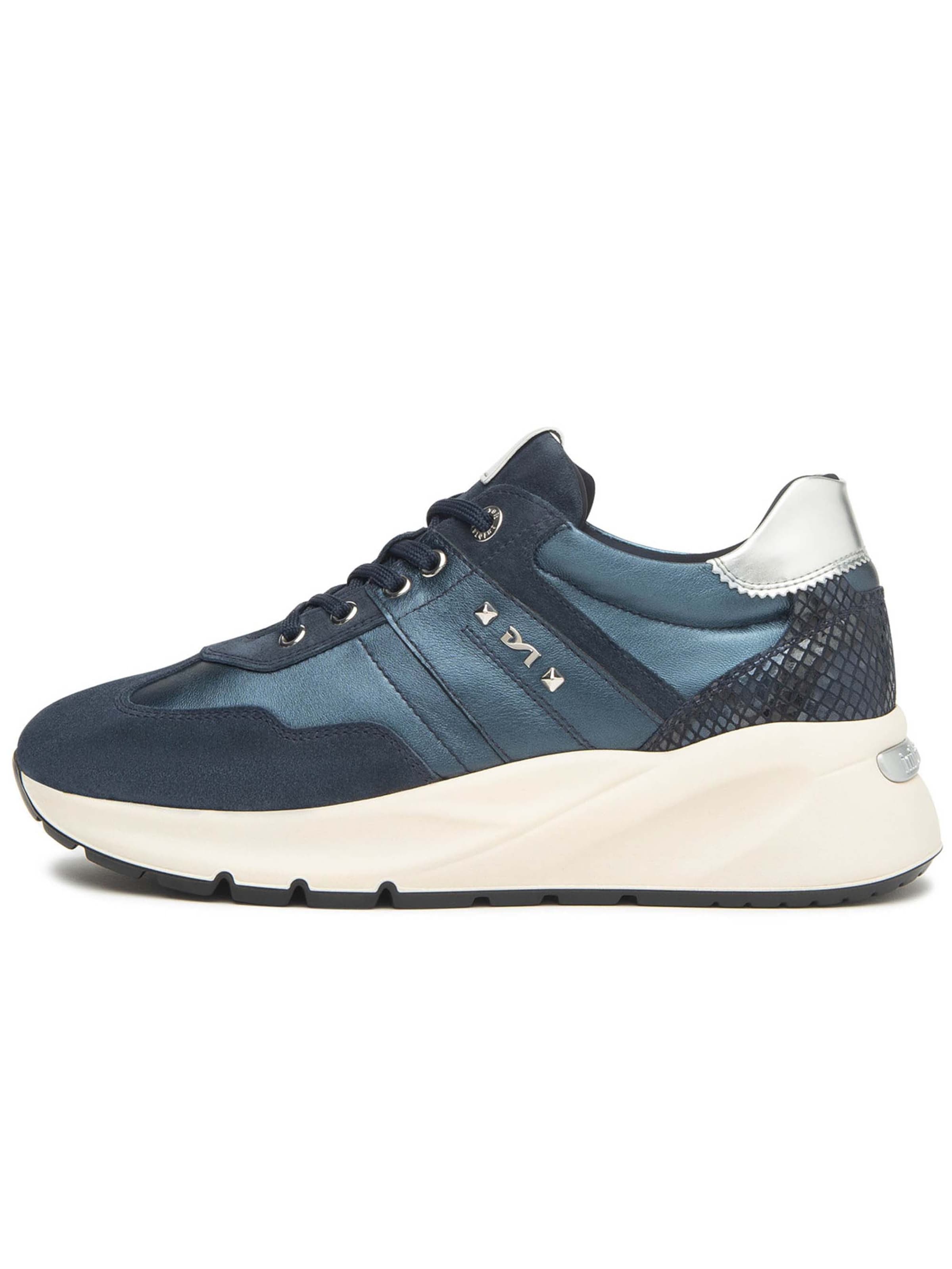 Baskets basses Nero Giardini en bleu : devant