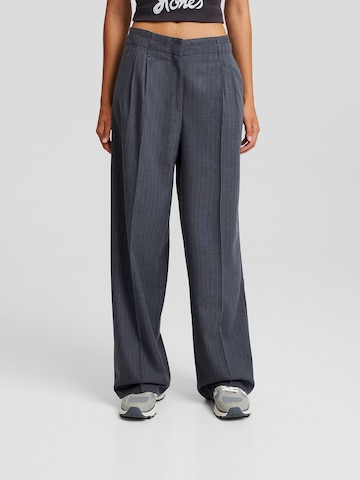 Bershka Wide leg Pleat-front trousers in Blue: front