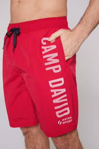 Shorts de bain CAMP DAVID en rouge