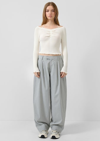 QS Barrel Pleat-front trousers in Grey
