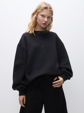 Bluză de molton de la Pull&Bear pe negru: față