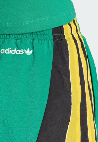 ADIDAS ORIGINALS Loosefit Shorts 'Santiago' in Grün