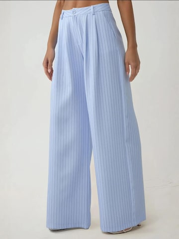 Hiccup Pleat-Front Pants in Blue: front