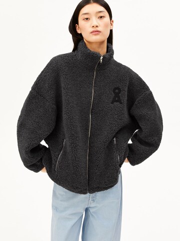 ARMEDANGELS Fleece jas in Grijs: voorkant