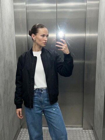 Everly Φθινοπωρινό και ανοιξιάτικο μπουφάν σε μαύρο