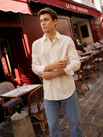 DAN FOX APPAREL Regular fit Риза 'Christoph' в бяло