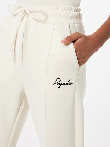 Evazați Pantaloni 'VALIA' de la Pegador pe alb