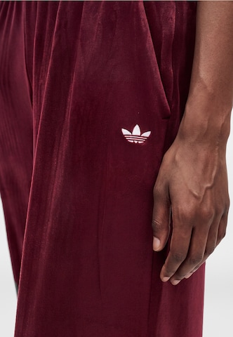 Largi Pantaloni 'ESS' de la ADIDAS ORIGINALS pe roșu