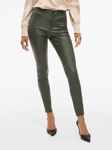 Coupe slim Pantalon 'VISarah' VILA en vert : devant