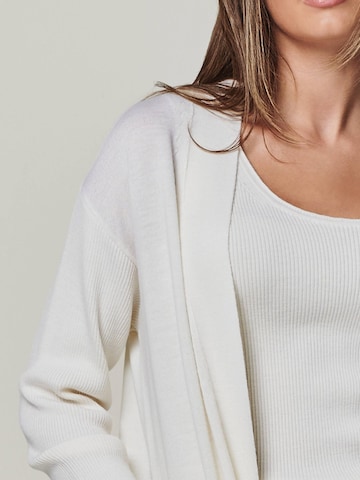 YOU LOOK PERFECT Gebreid vest 'BLOSSOM' in Wit