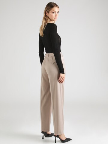 Regular Pantalon à pince 'Valentina' Guido Maria Kretschmer Women en beige : derrière