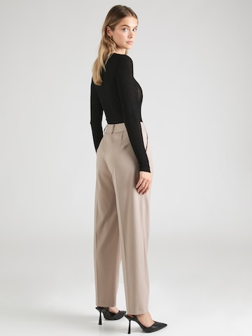 Guido Maria Kretschmer Women - regular Pantalón plisado 'Valentina' en beige: atrás